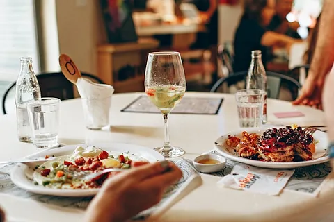 personas en una mesa comiendo